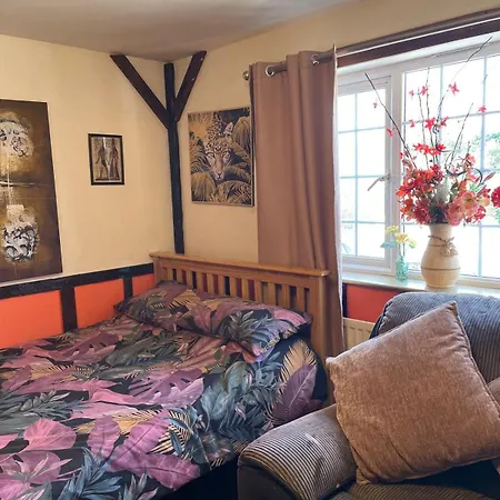 Yarm & Sleeping 4 Next To Fox Covert Pub *